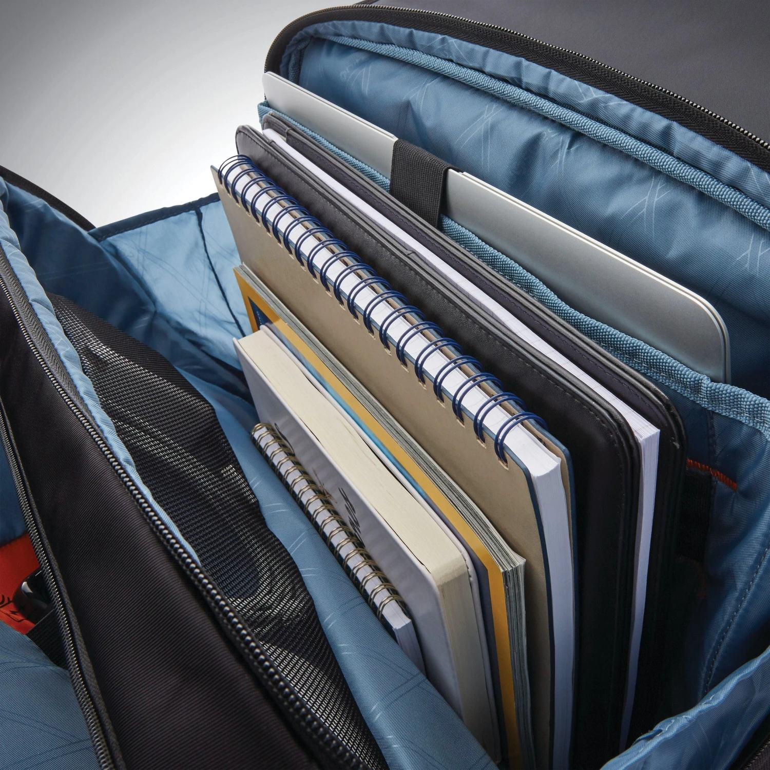 Samsonite Pro Black 15.6" Slim Messenger – Tech-Integrated Business Bag with Leather Accents 6 Samsonite Pro Black 15.6" Slim Messenger – Tech-Integrated Business Bag with Leather Accents - Image 4