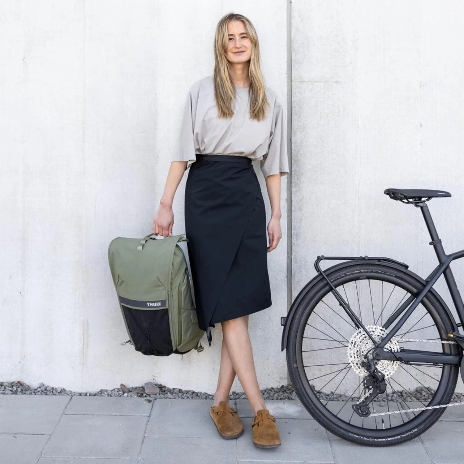 Thule Paramount 20L Olivine Green - Weather-Resistant Rolltop Bike Commuter Backpack 16 Thule Paramount 20L Olivine Green - Weather-Resistant Rolltop Bike Commuter Backpack - Image 14