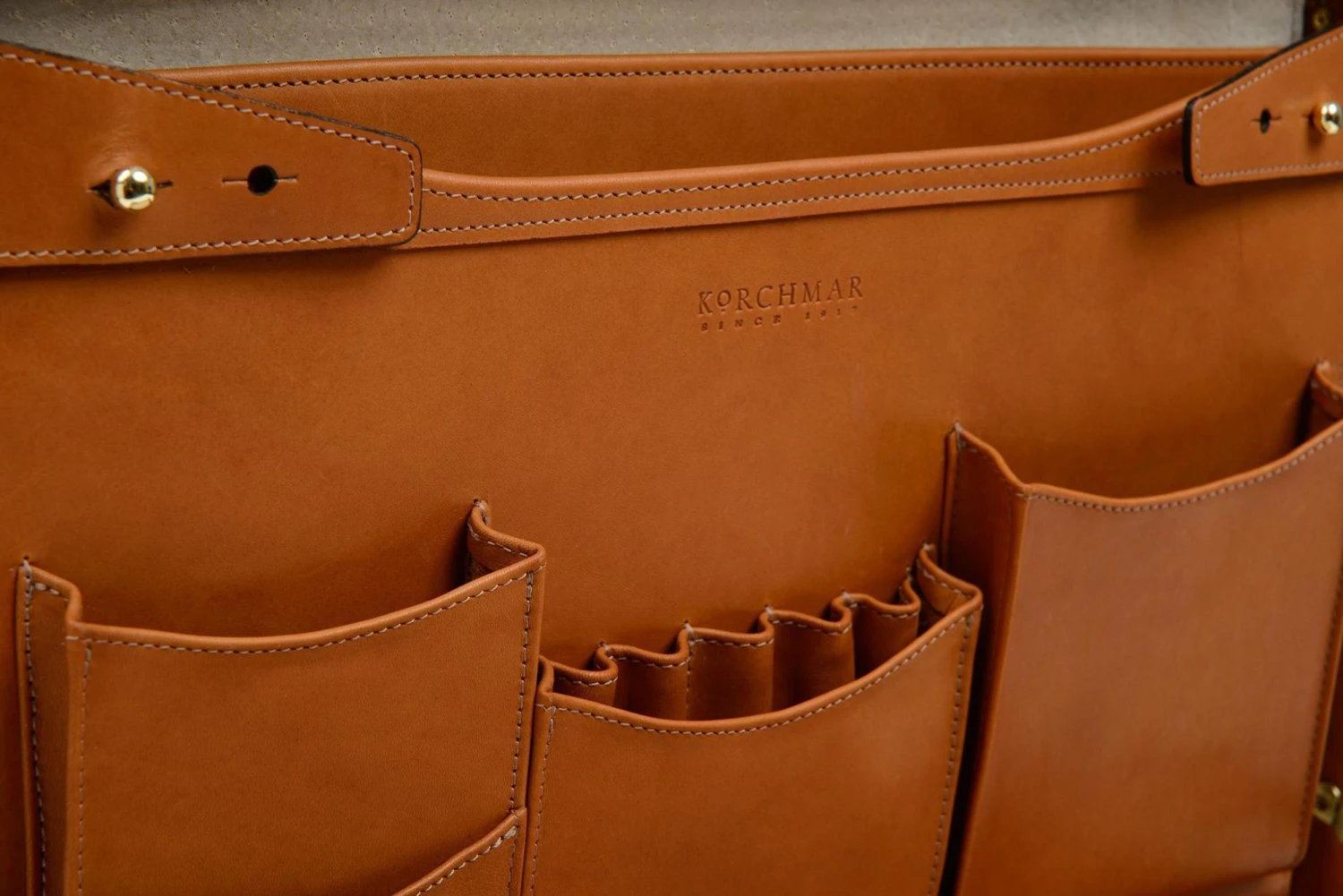 Korchmar Monroe 4" American Belting Leather Attache – Classic Piano Hinge 17" Laptop Briefcase 8 Korchmar Monroe 4" American Belting Leather Attache – Classic Piano Hinge 17" Laptop Briefcase - Image 6